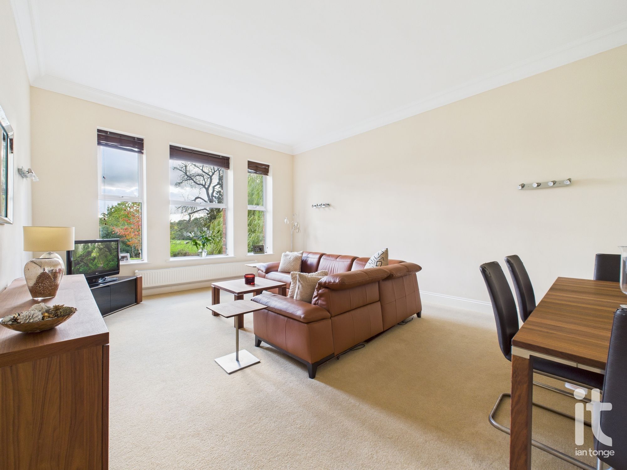 2 bedroom ground floor flat/apartment SSTC in Stockport - Photograph 2.