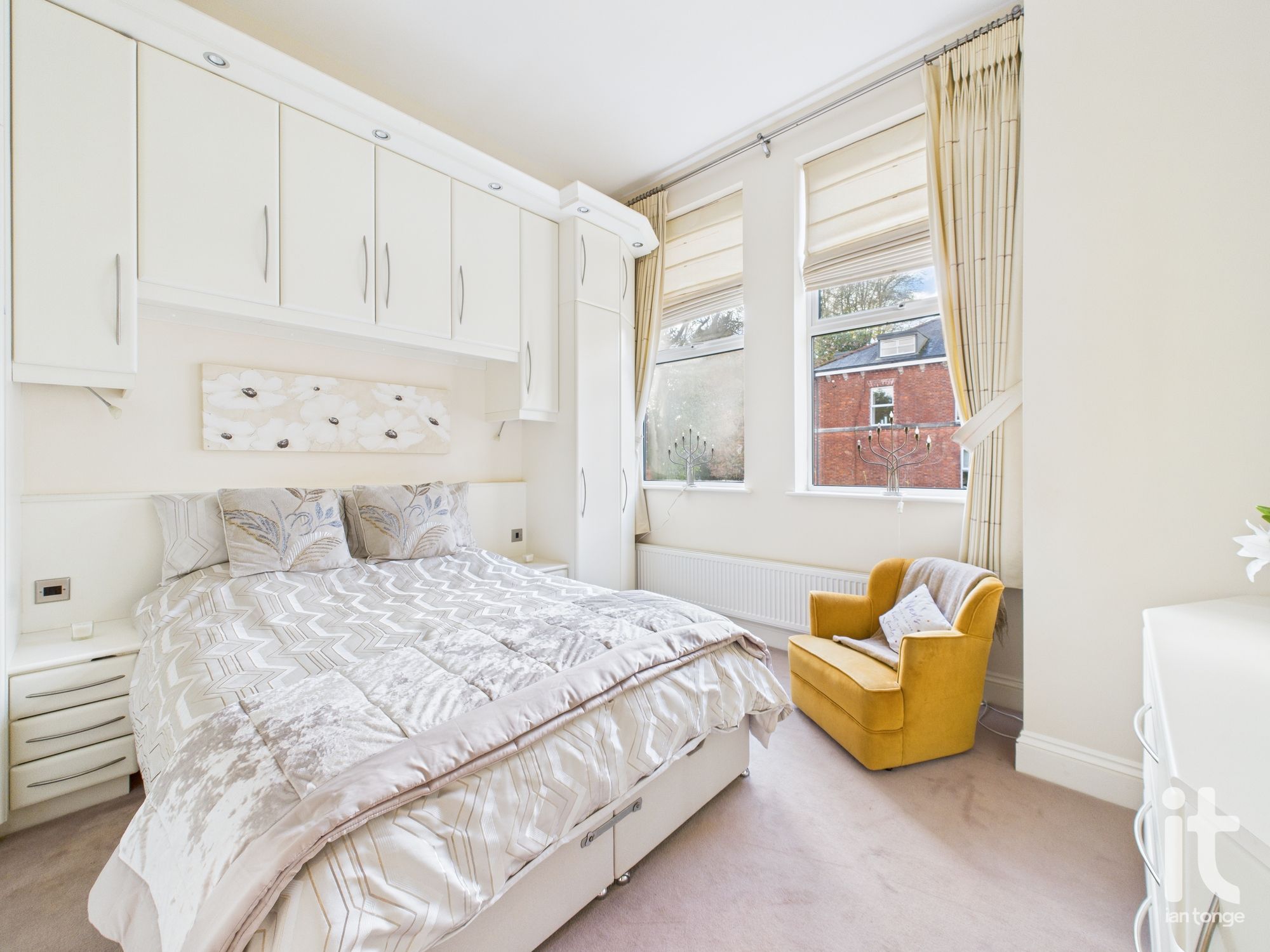 2 bedroom ground floor flat/apartment SSTC in Stockport - Photograph 3.