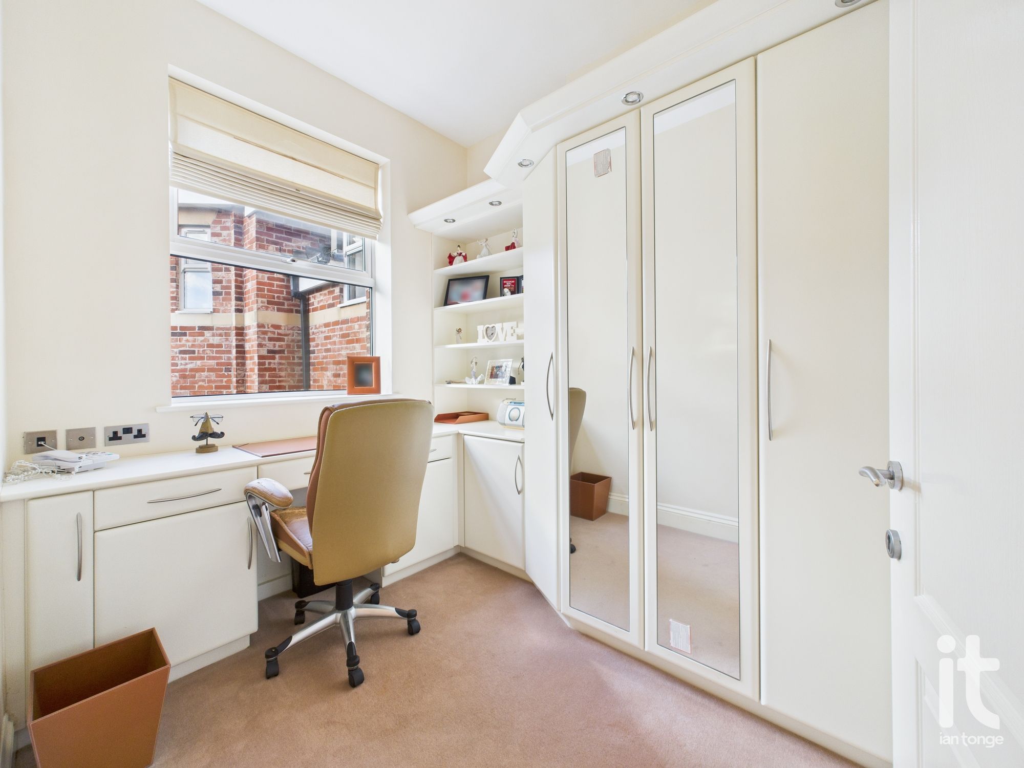 2 bedroom ground floor flat/apartment SSTC in Stockport - Photograph 14.
