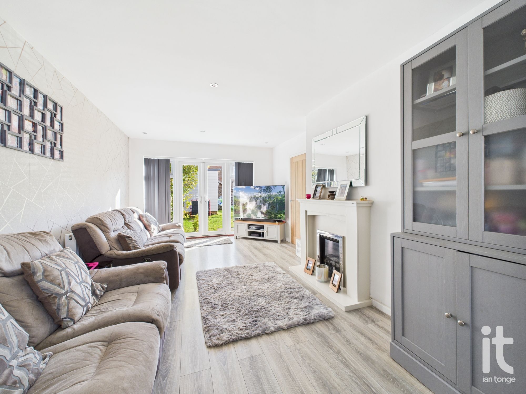 3 bedroom detached house Under Offer in Stockport - Photograph 4.