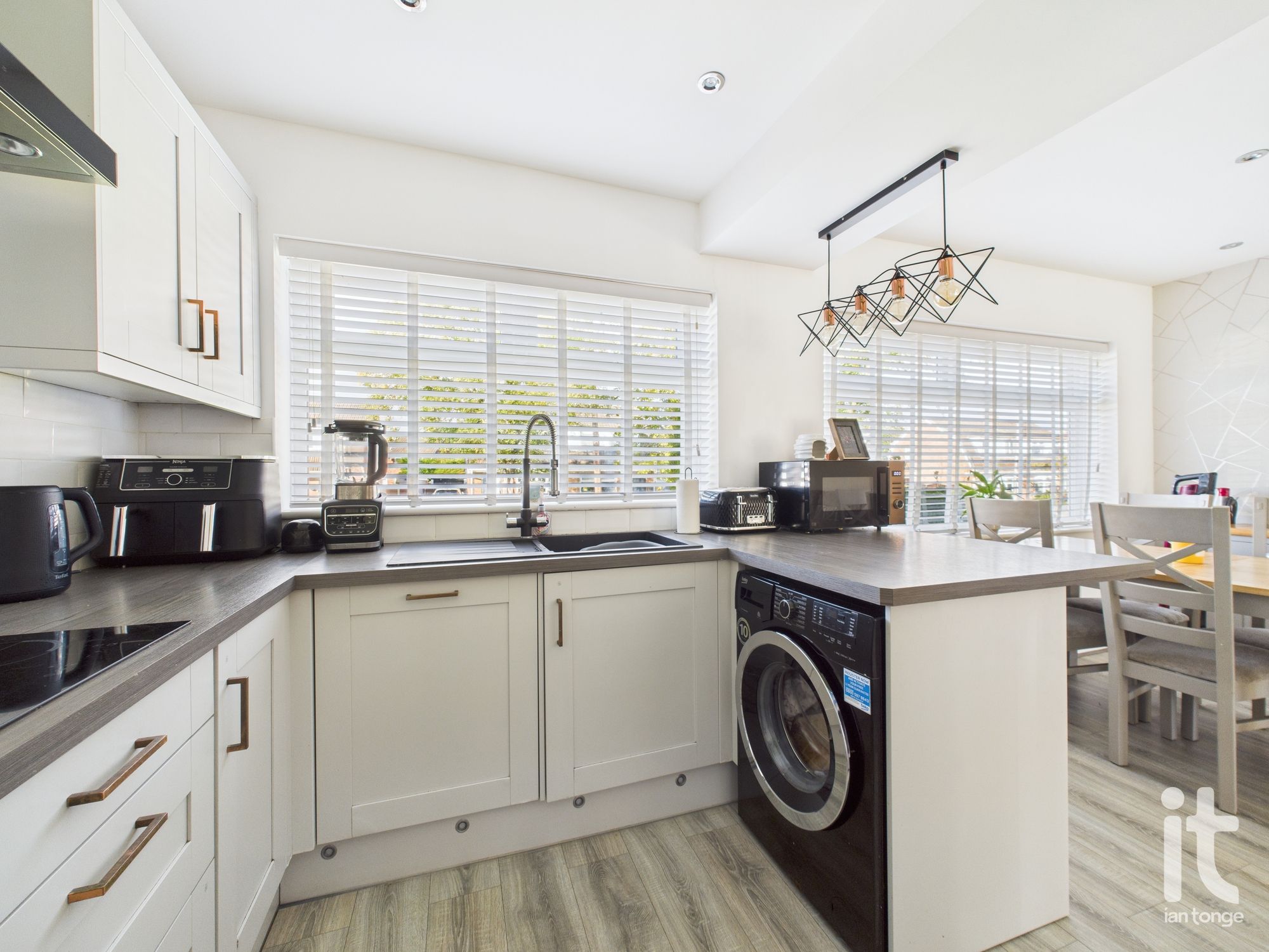 3 bedroom detached house Under Offer in Stockport - Photograph 8.