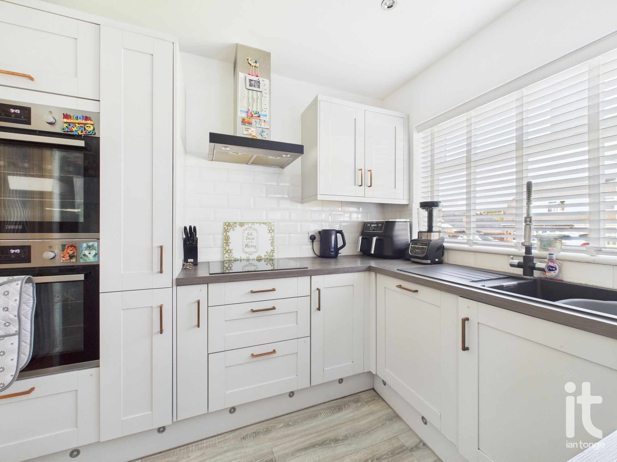 3 bedroom detached house Under Offer in Stockport - Photograph 9.