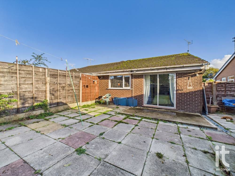 2 bedroom semi-detached bungalow Under Offer in Stockport - Photograph 8.