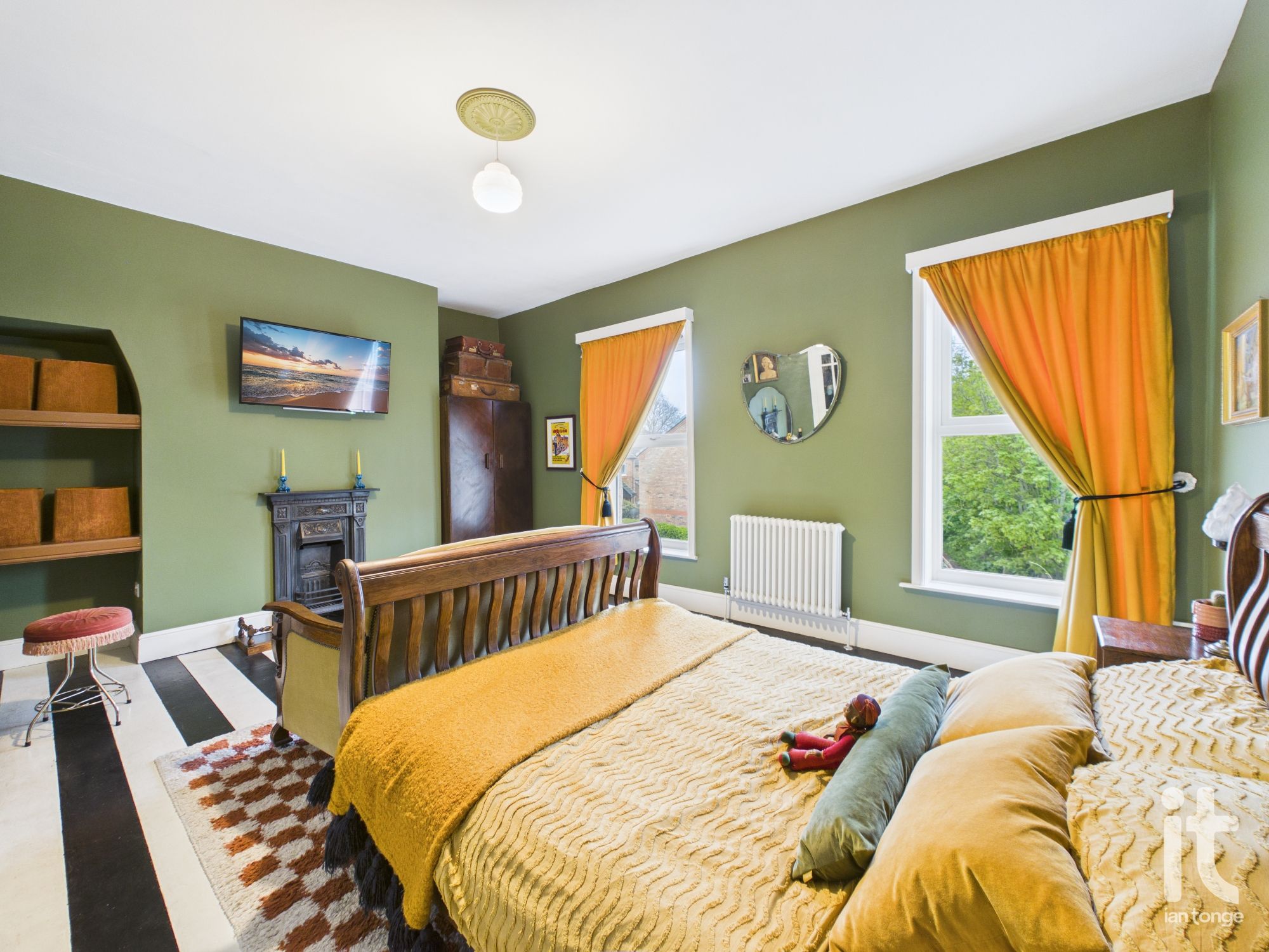 2 bedroom mid terraced house For Sale in Stockport - Photograph 3.