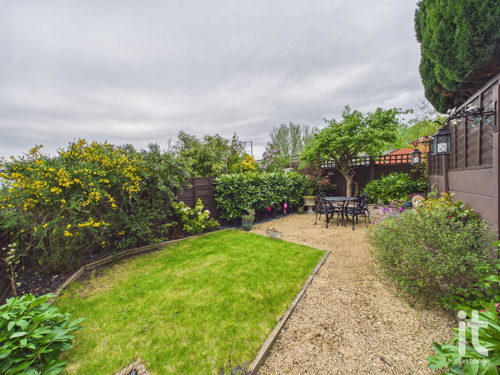 2 bedroom mid terraced house For Sale in Stockport - Photograph 5.