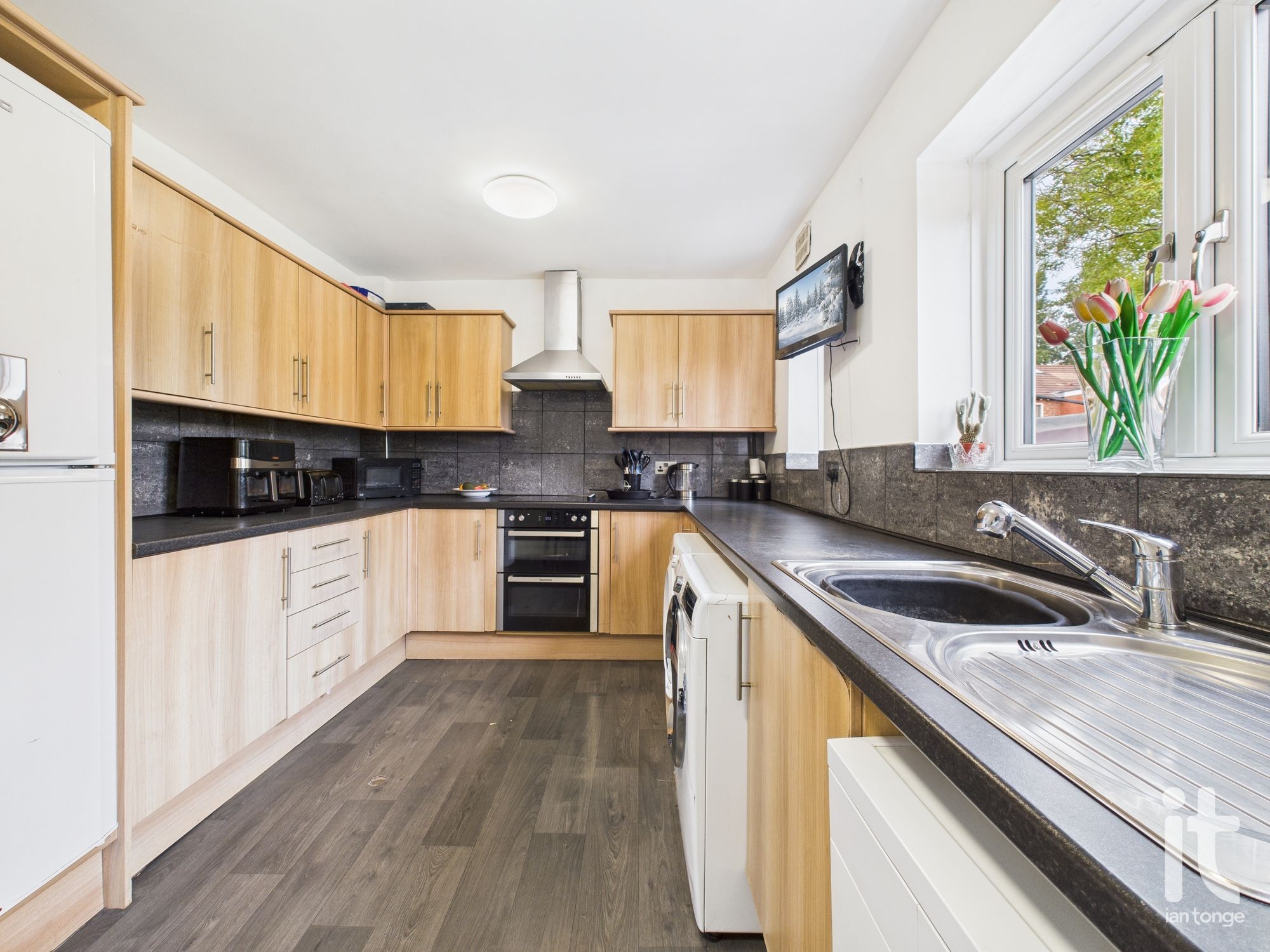 3 bedroom semi-detached house SSTC in Stockport - Photograph 9.
