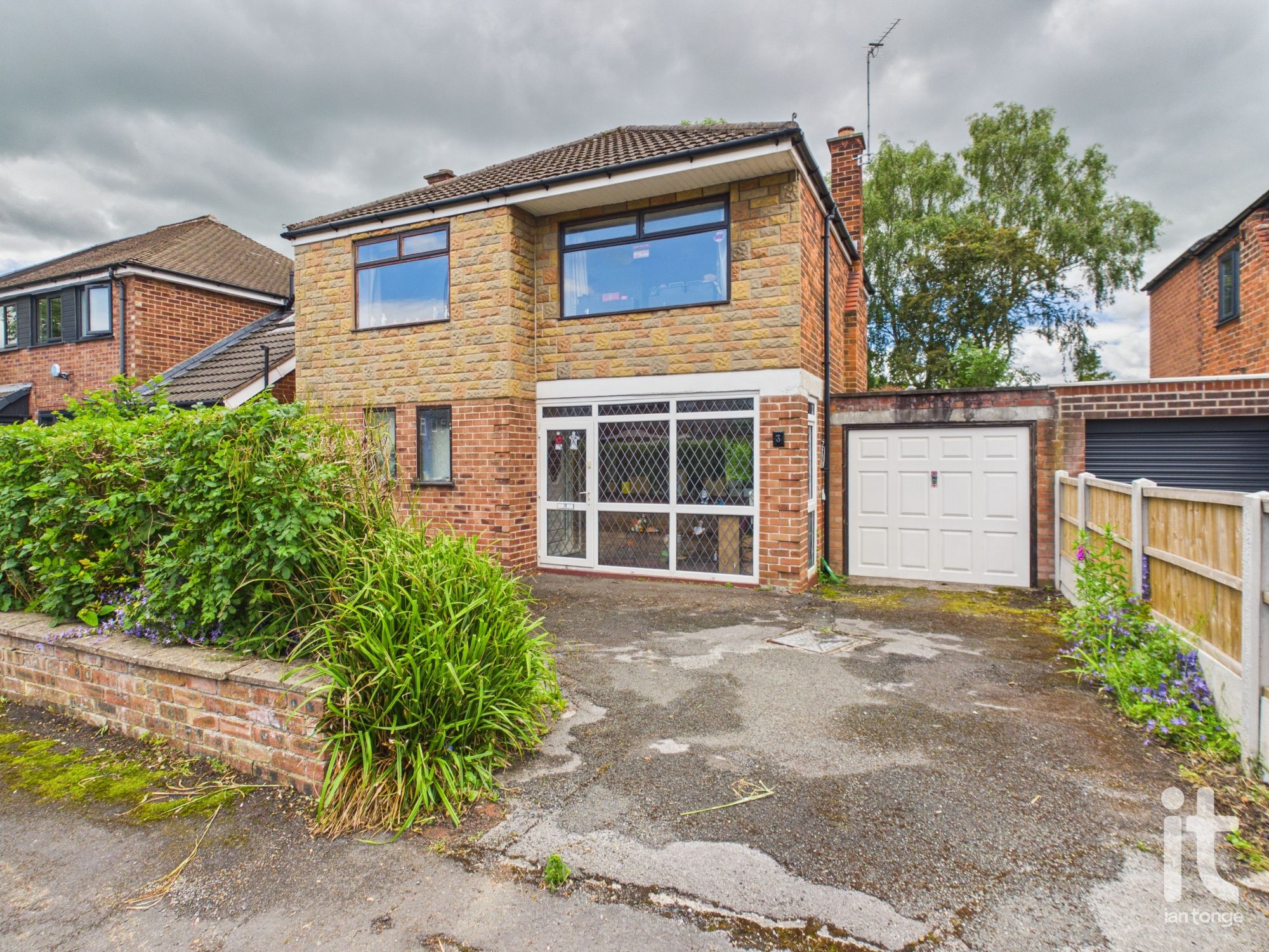 3 bedroom detached house For Sale in Stockport - Property photograph.