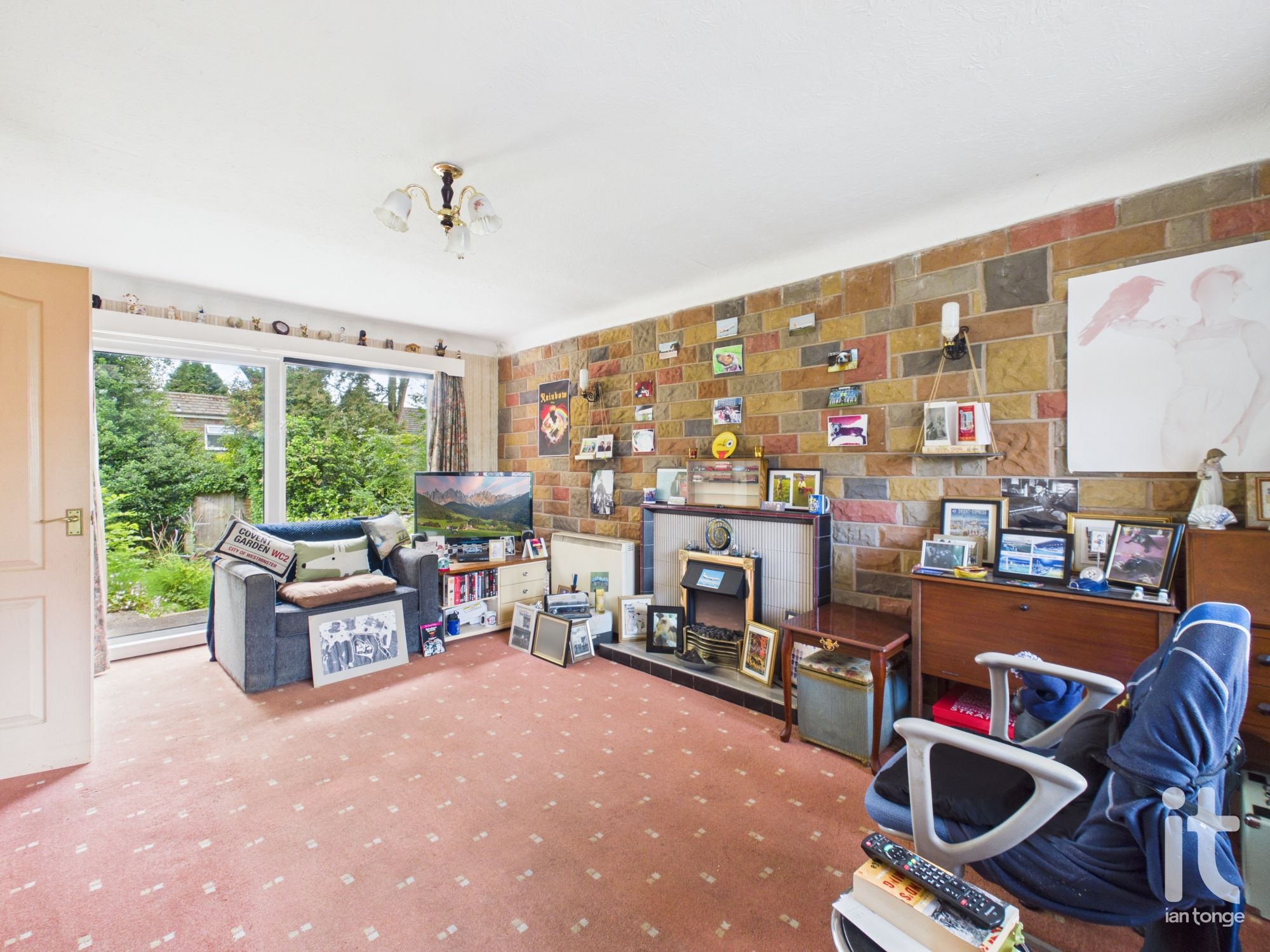 3 bedroom detached house For Sale in Stockport - Property photograph.