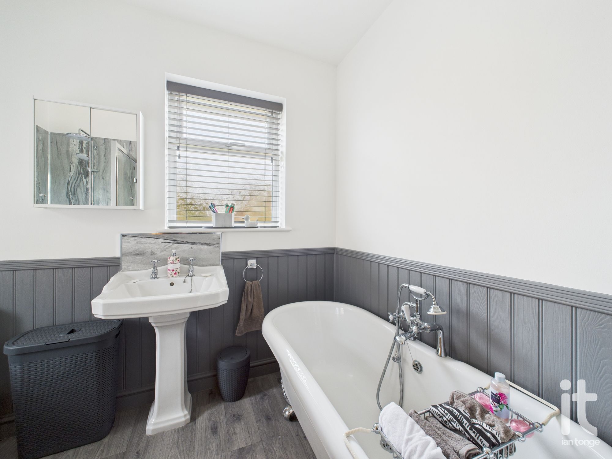 3 bedroom semi-detached house Sold in Stockport - Photograph 28.