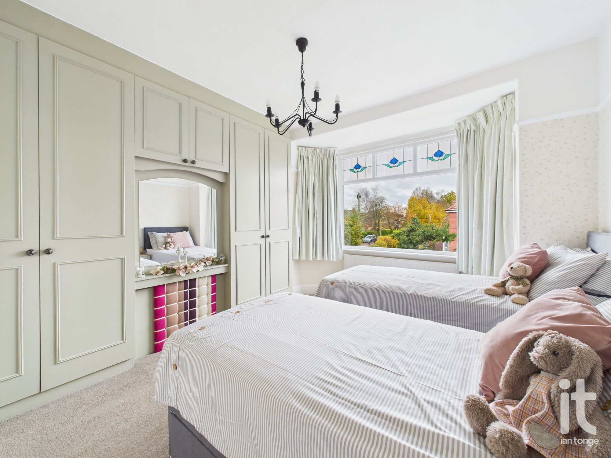 3 bedroom semi-detached house Sold in Stockport - Photograph 34.
