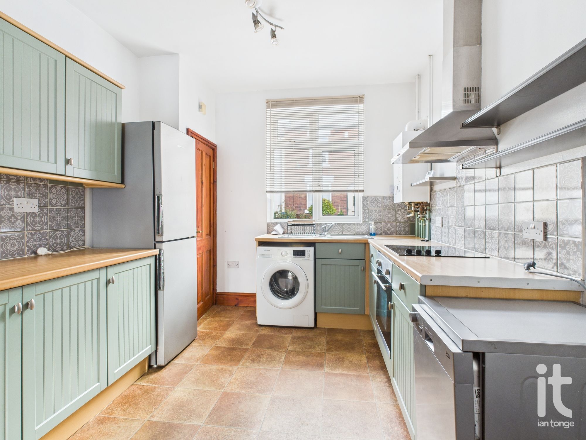 2 bedroom mid terraced house Sold in Stockport - Photograph 8.