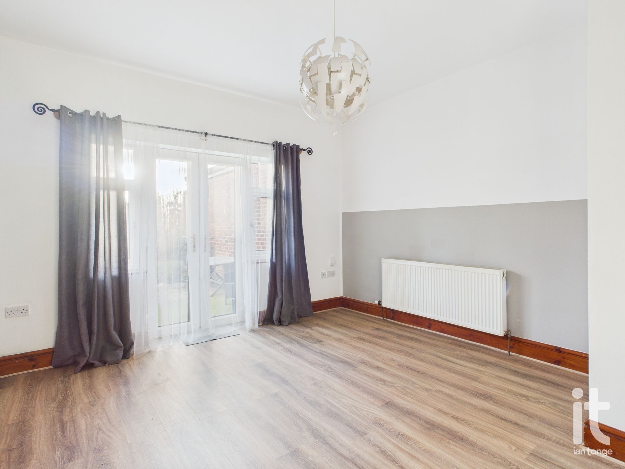 2 bedroom mid terraced house Sold in Stockport - Photograph 11.