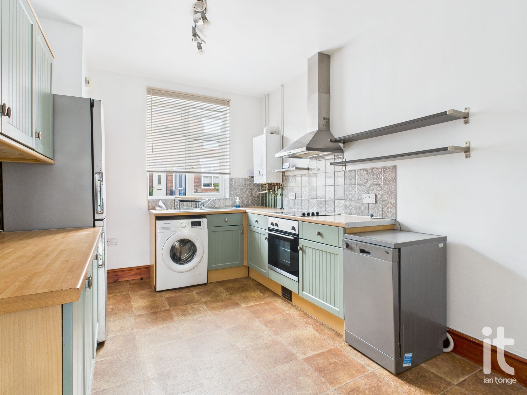 2 bedroom mid terraced house Sold in Stockport - Photograph 7.