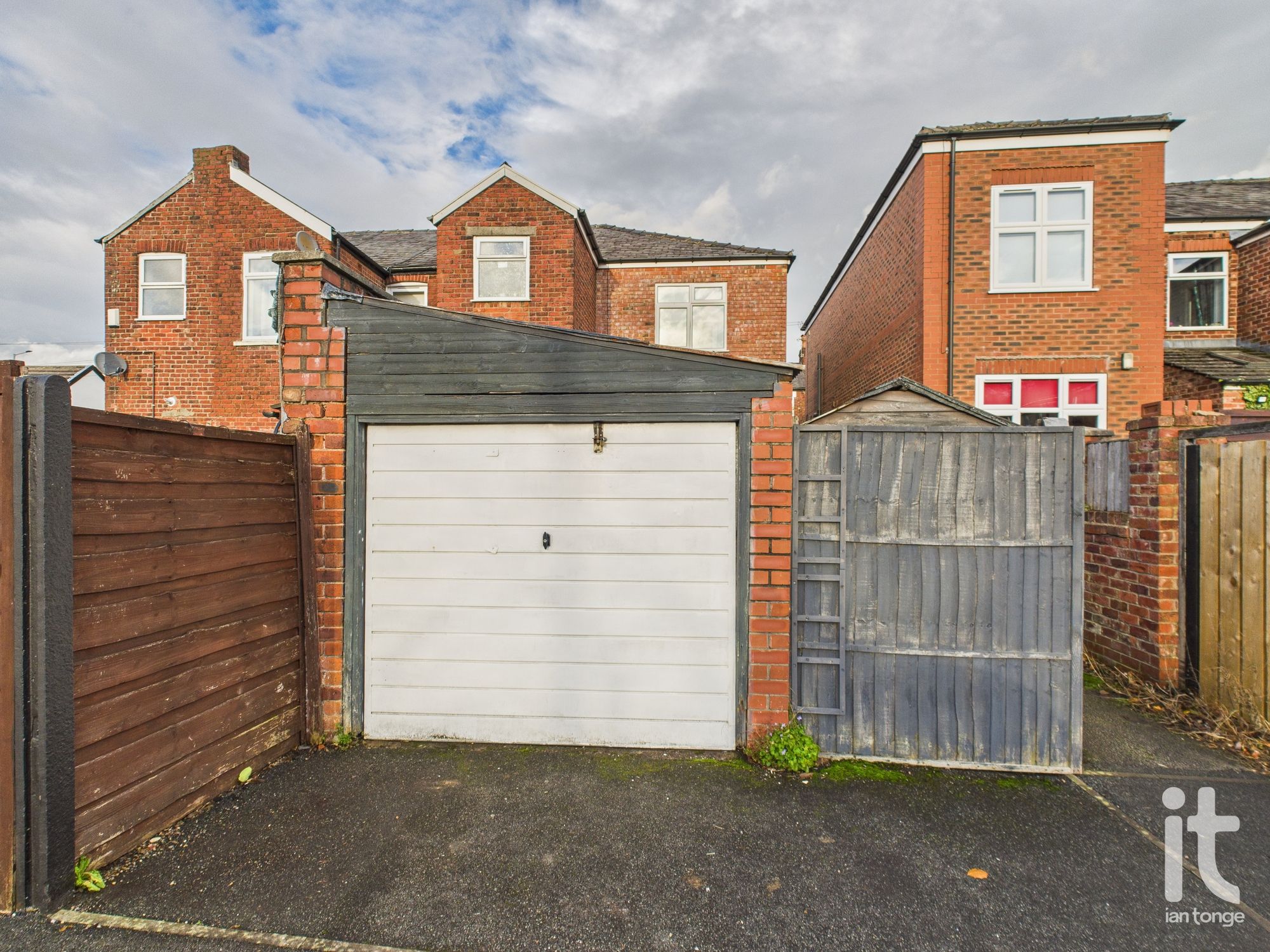 2 bedroom mid terraced house Sold in Stockport - Photograph 6.