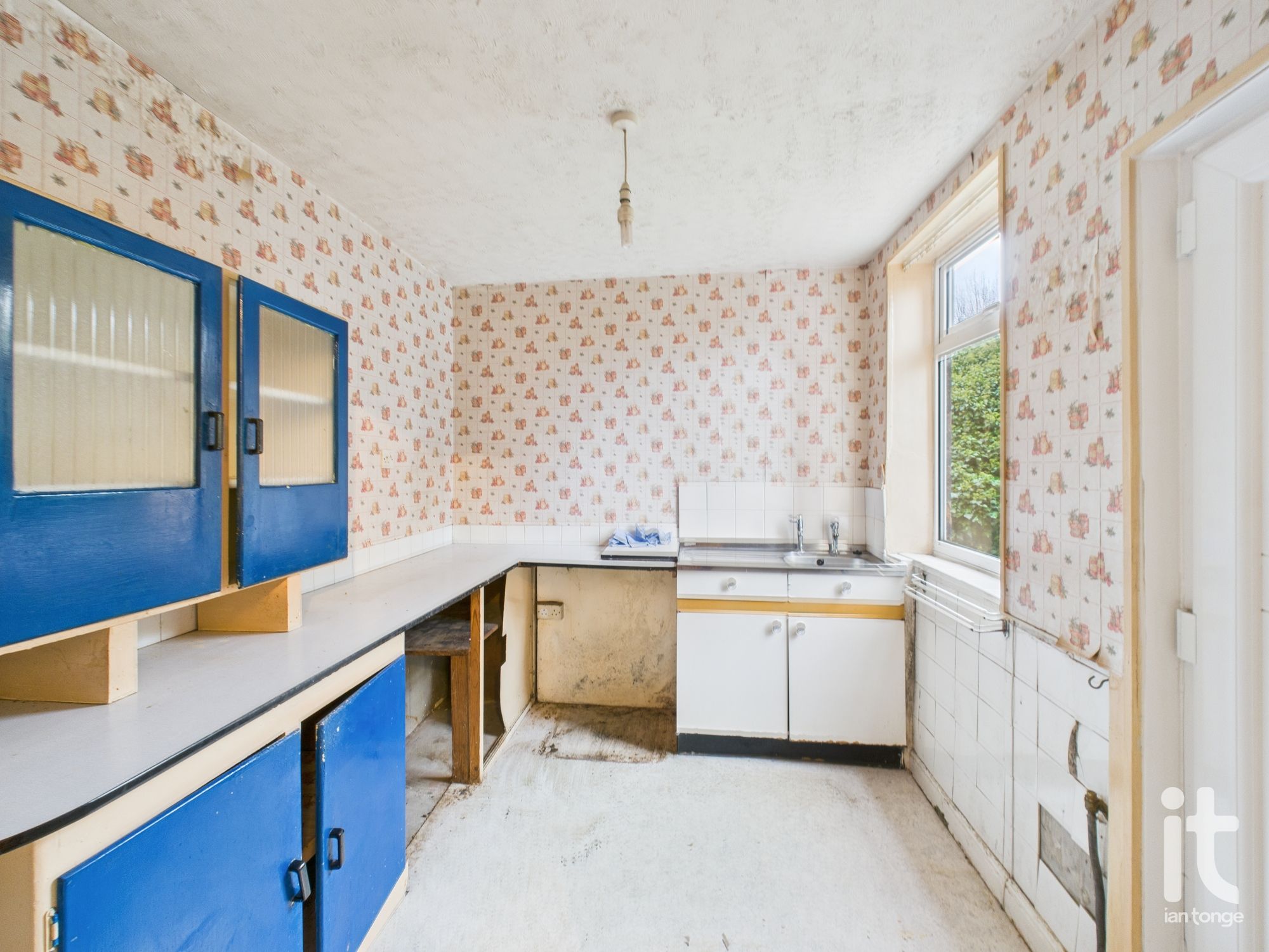 2 bedroom end terraced house SSTC in Stockport - Photograph 10.