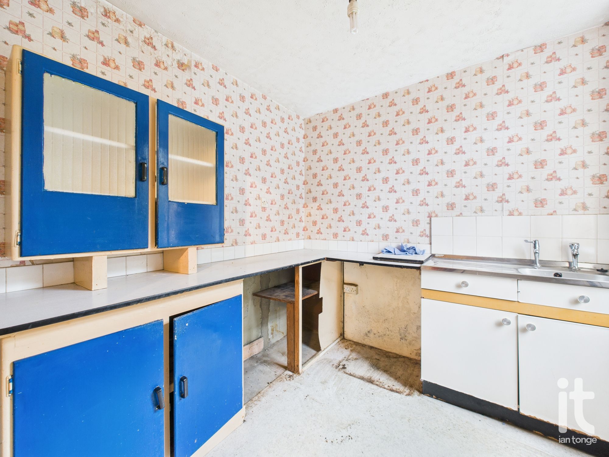 2 bedroom end terraced house SSTC in Stockport - Photograph 9.