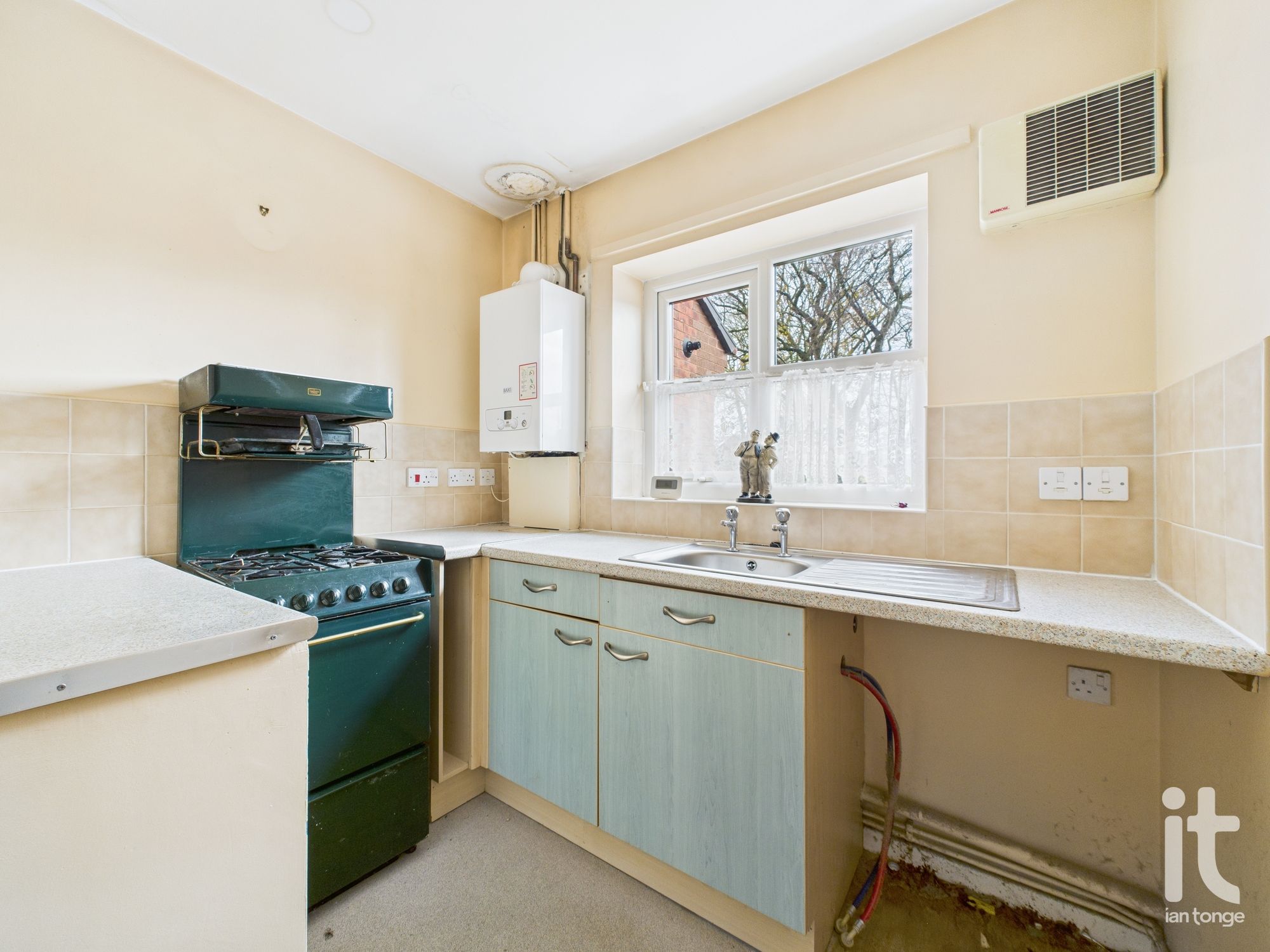 2 bedroom apartment flat/apartment For Sale in Stockport - Photograph 3.