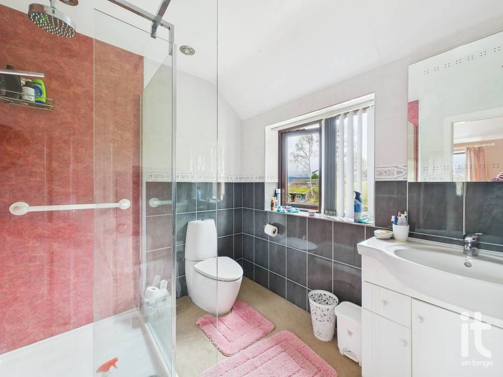 4 bedroom detached house Under Offer in High Peak - Photograph 12.