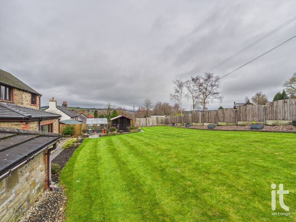 4 bedroom detached house Under Offer in High Peak - Photograph 19.