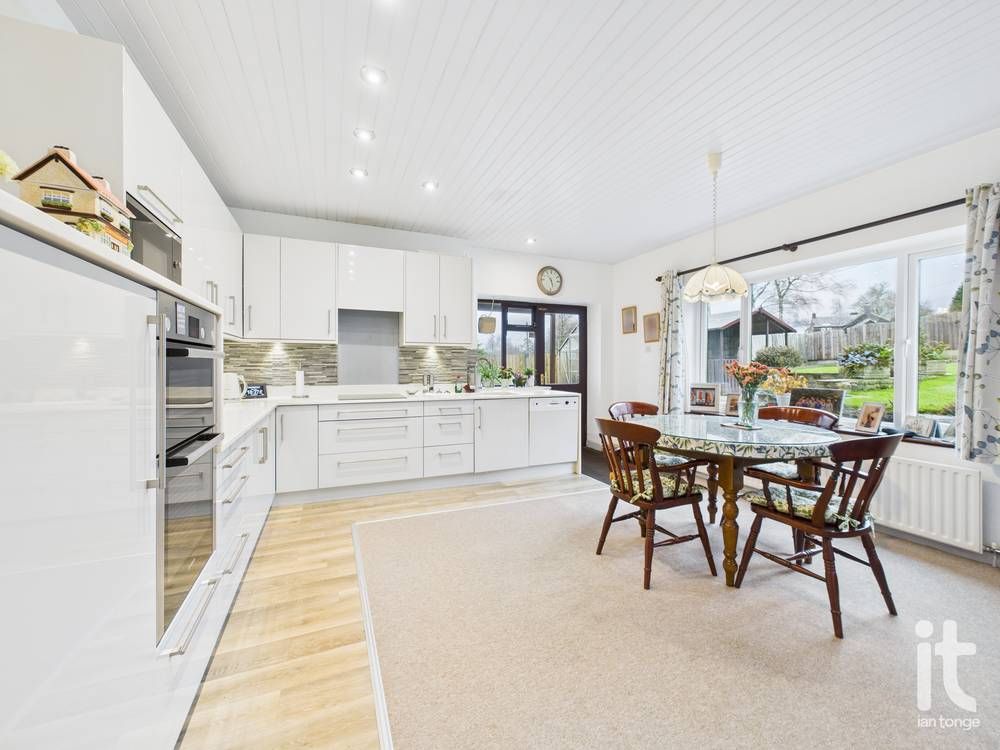 4 bedroom detached house Under Offer in High Peak - Photograph 8.