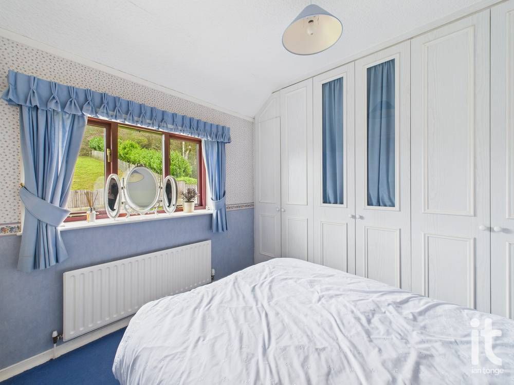 4 bedroom detached house Under Offer in High Peak - Photograph 14.
