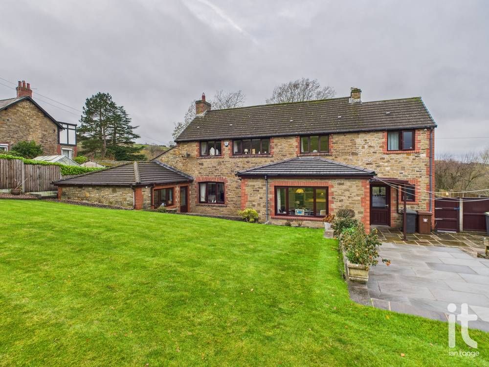 4 bedroom detached house Under Offer in High Peak - Photograph 17.