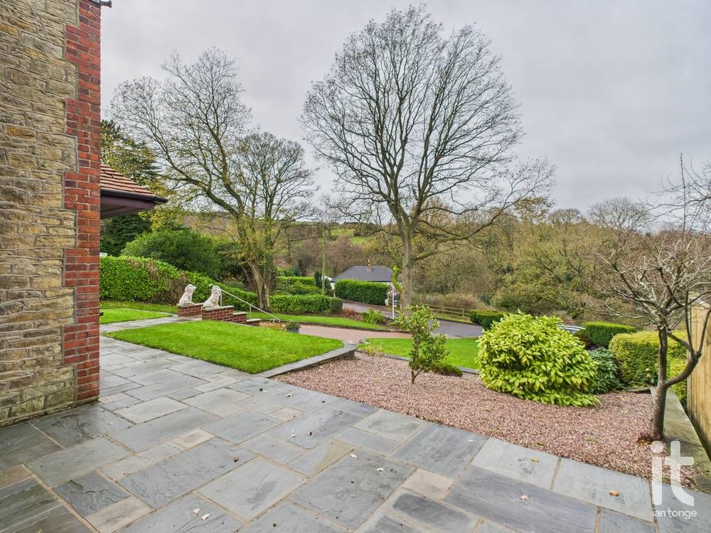 4 bedroom detached house Under Offer in High Peak - Photograph 16.