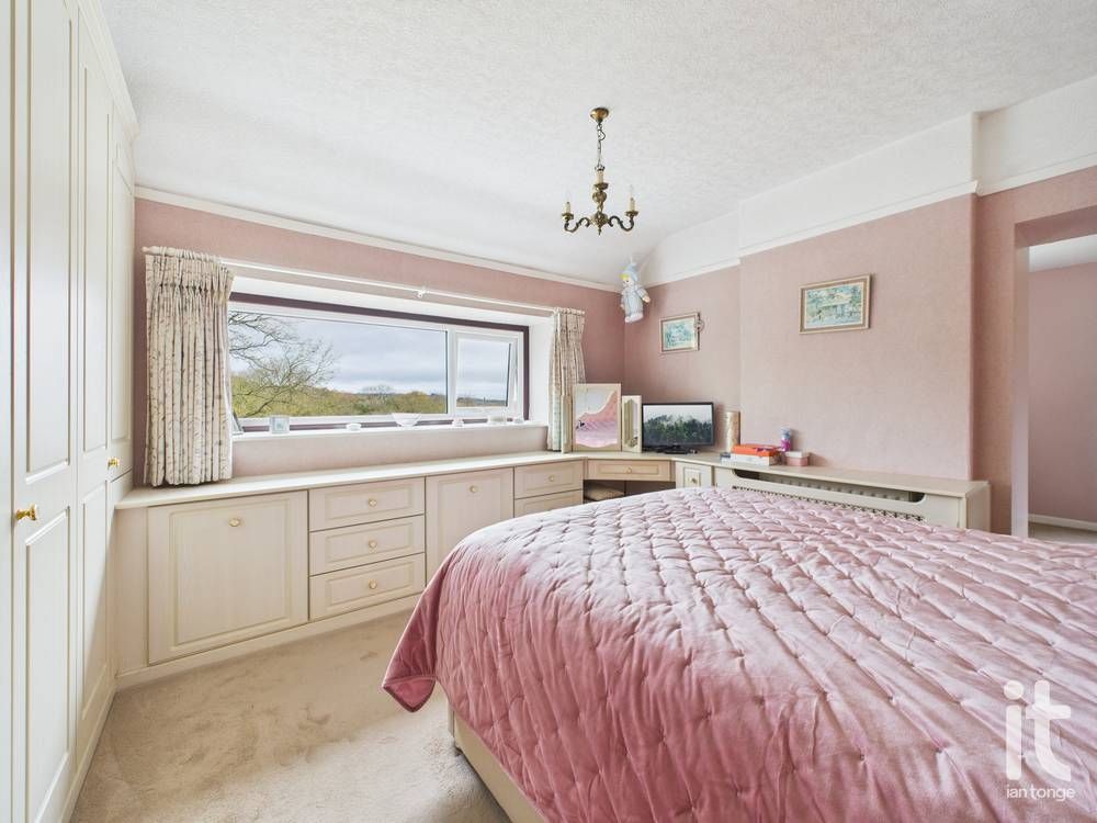 4 bedroom detached house Under Offer in High Peak - Photograph 11.