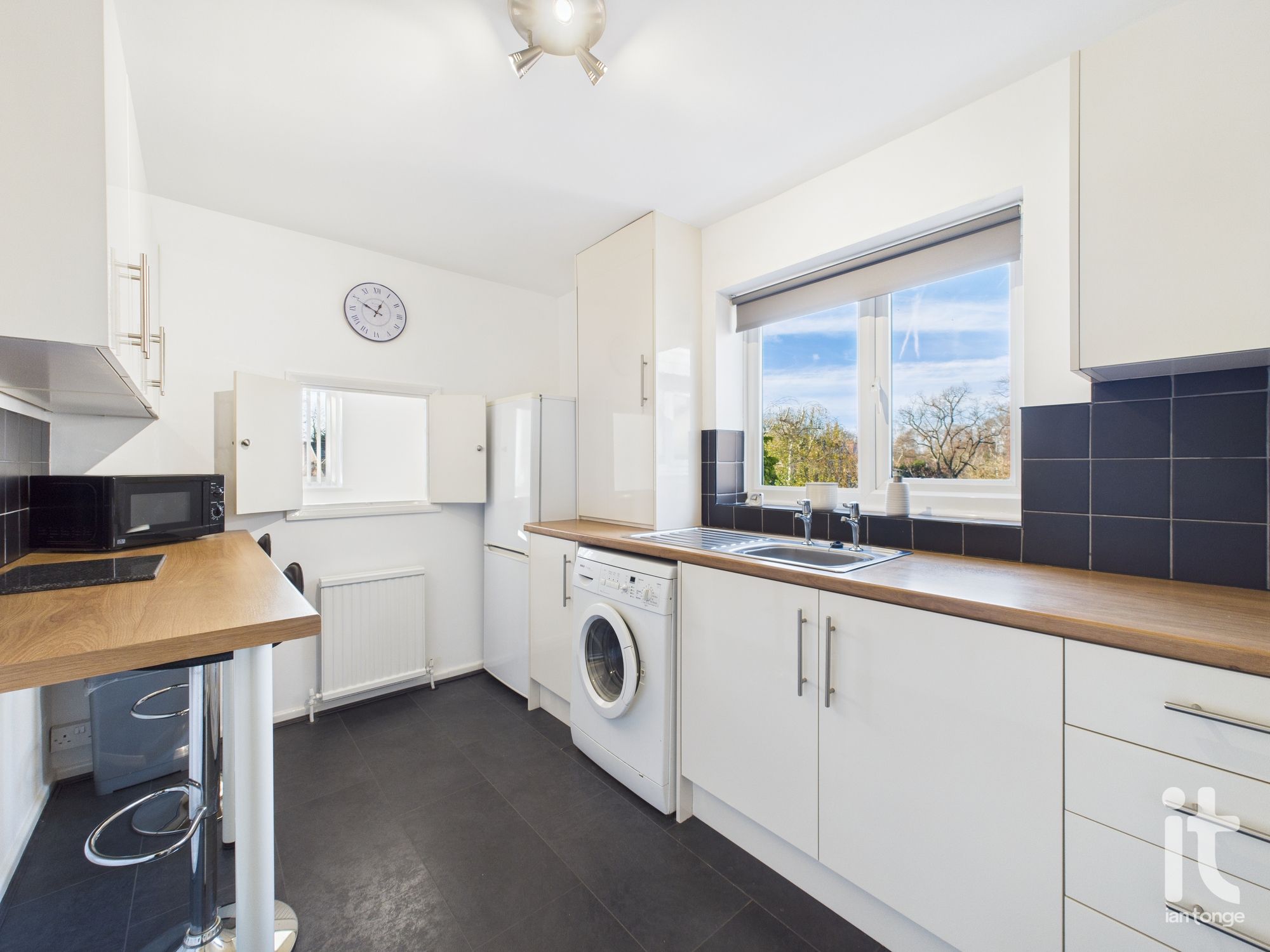 2 bedroom apartment flat/apartment Under Offer in Stockport - Photograph 2.