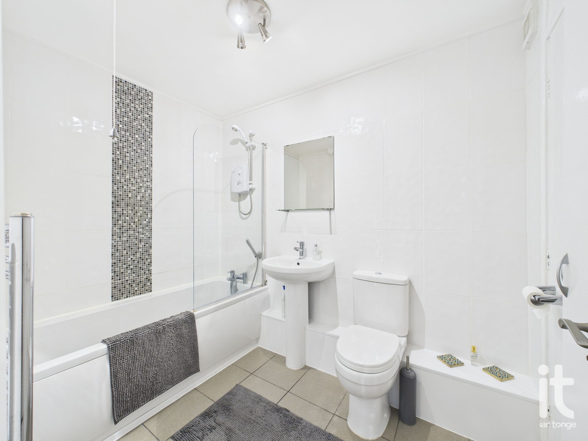2 bedroom apartment flat/apartment Under Offer in Stockport - Photograph 6.