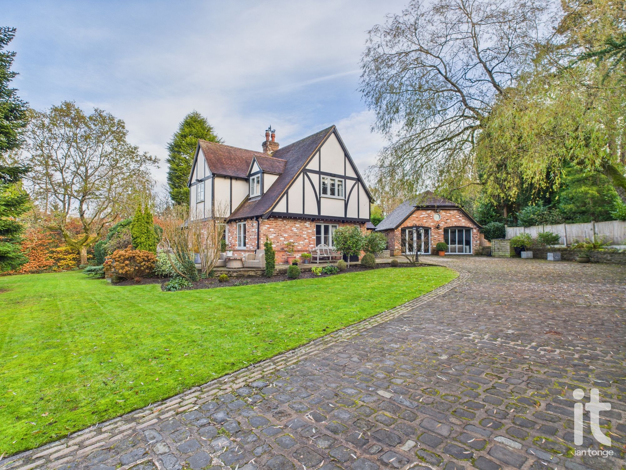 4 bedroom detached house SSTC in Hyde - Photograph 3.