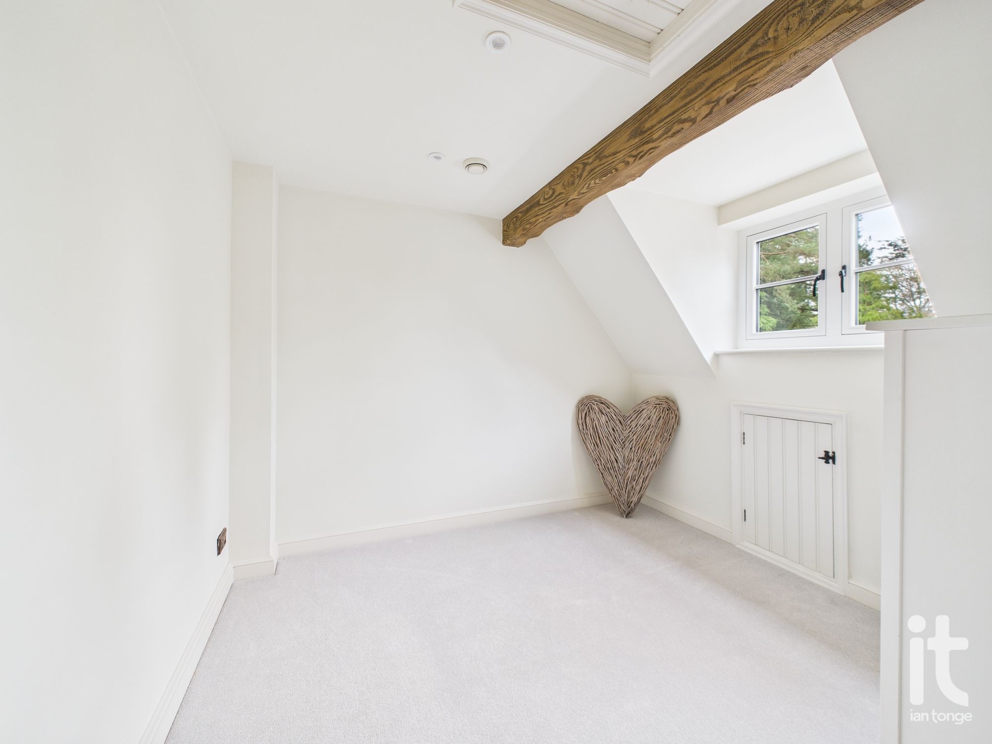 4 bedroom detached house SSTC in Hyde - Photograph 40.
