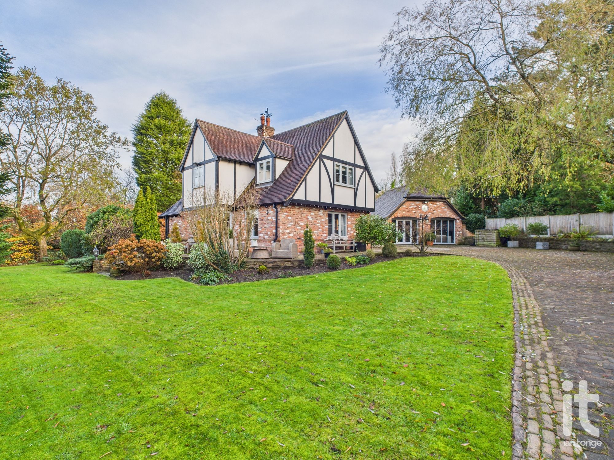 4 bedroom detached house SSTC in Hyde - Photograph 5.