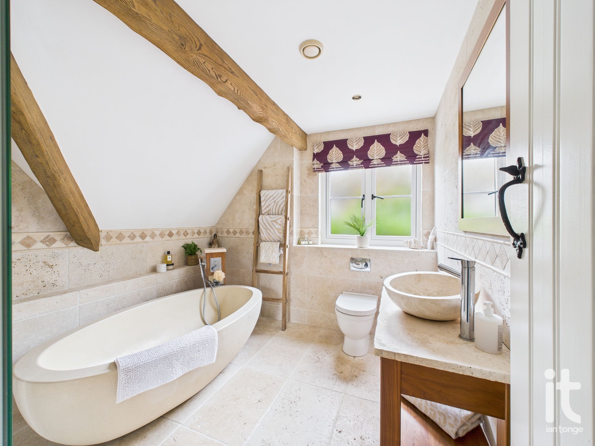 4 bedroom detached house SSTC in Hyde - Photograph 39.