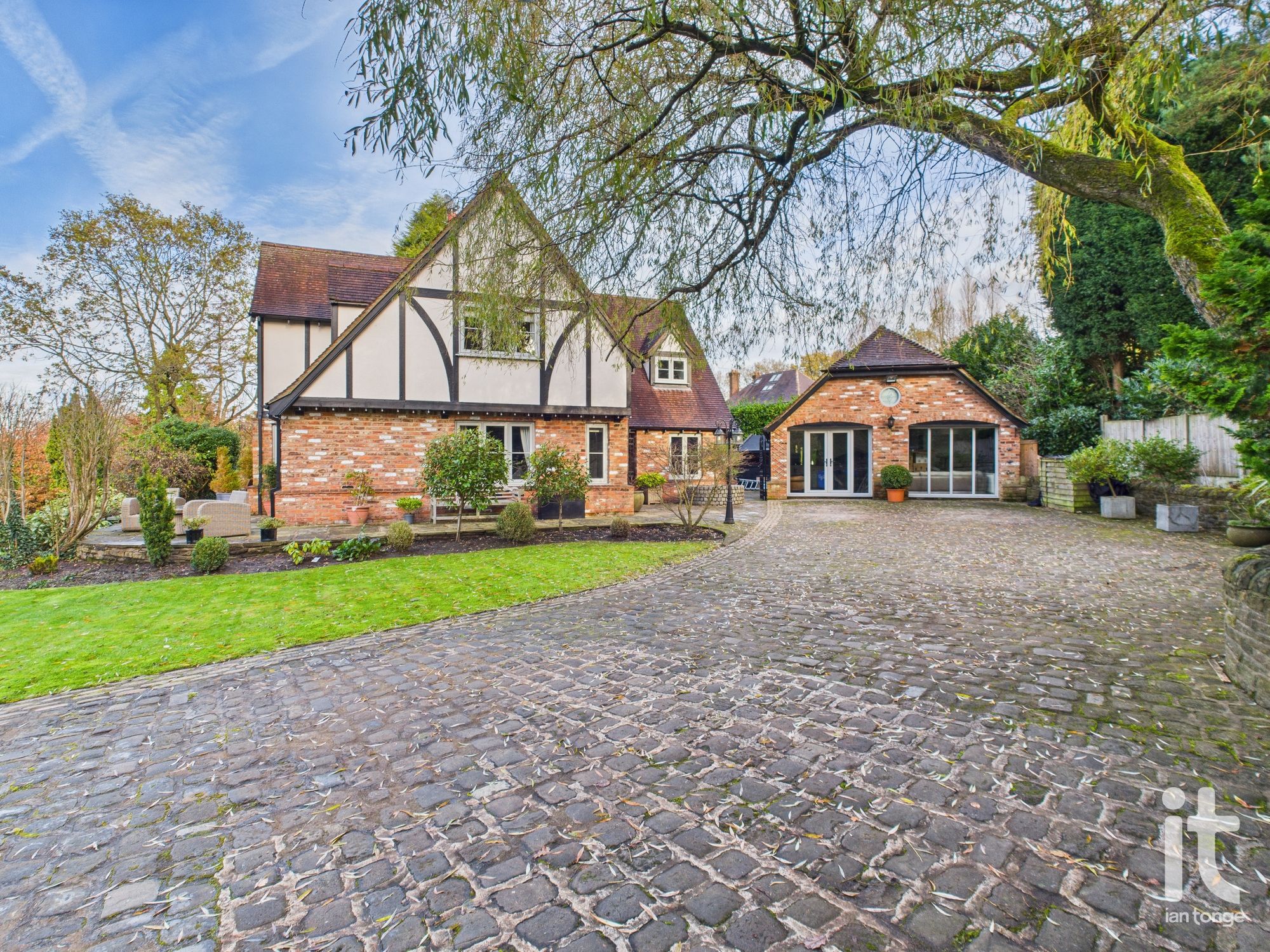4 bedroom detached house SSTC in Hyde - Photograph 6.