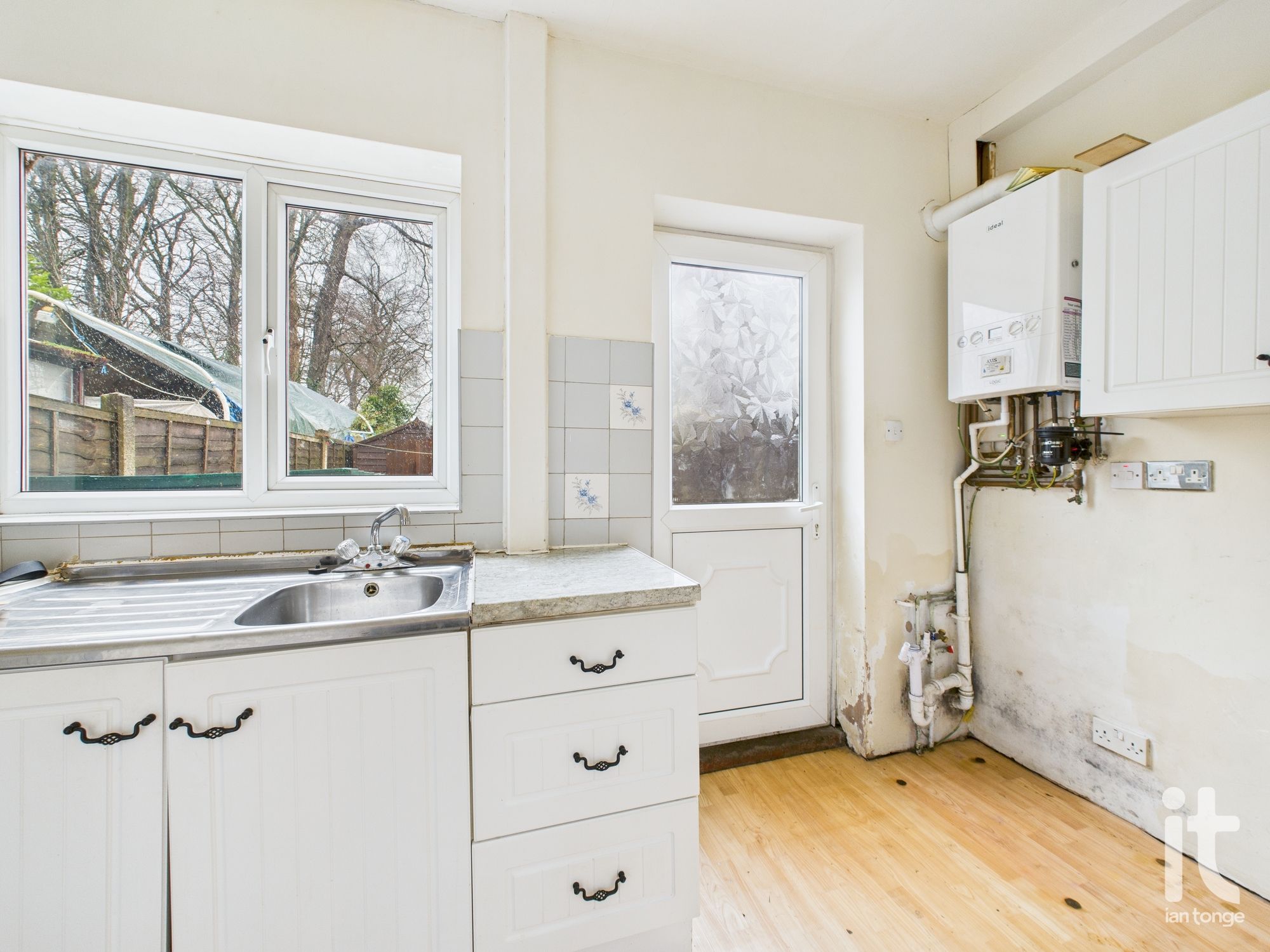 2 bedroom semi-detached house SSTC in Stockport - Photograph 8.