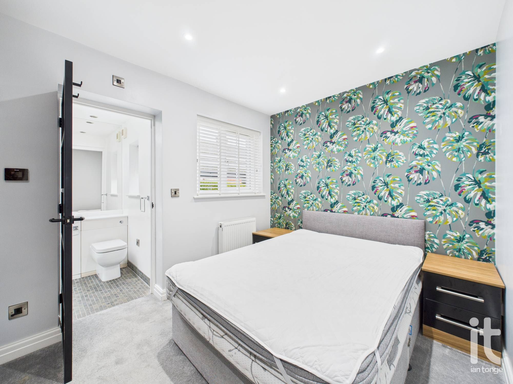 3 bedroom detached bungalow Let in Stockport - Photograph 9.