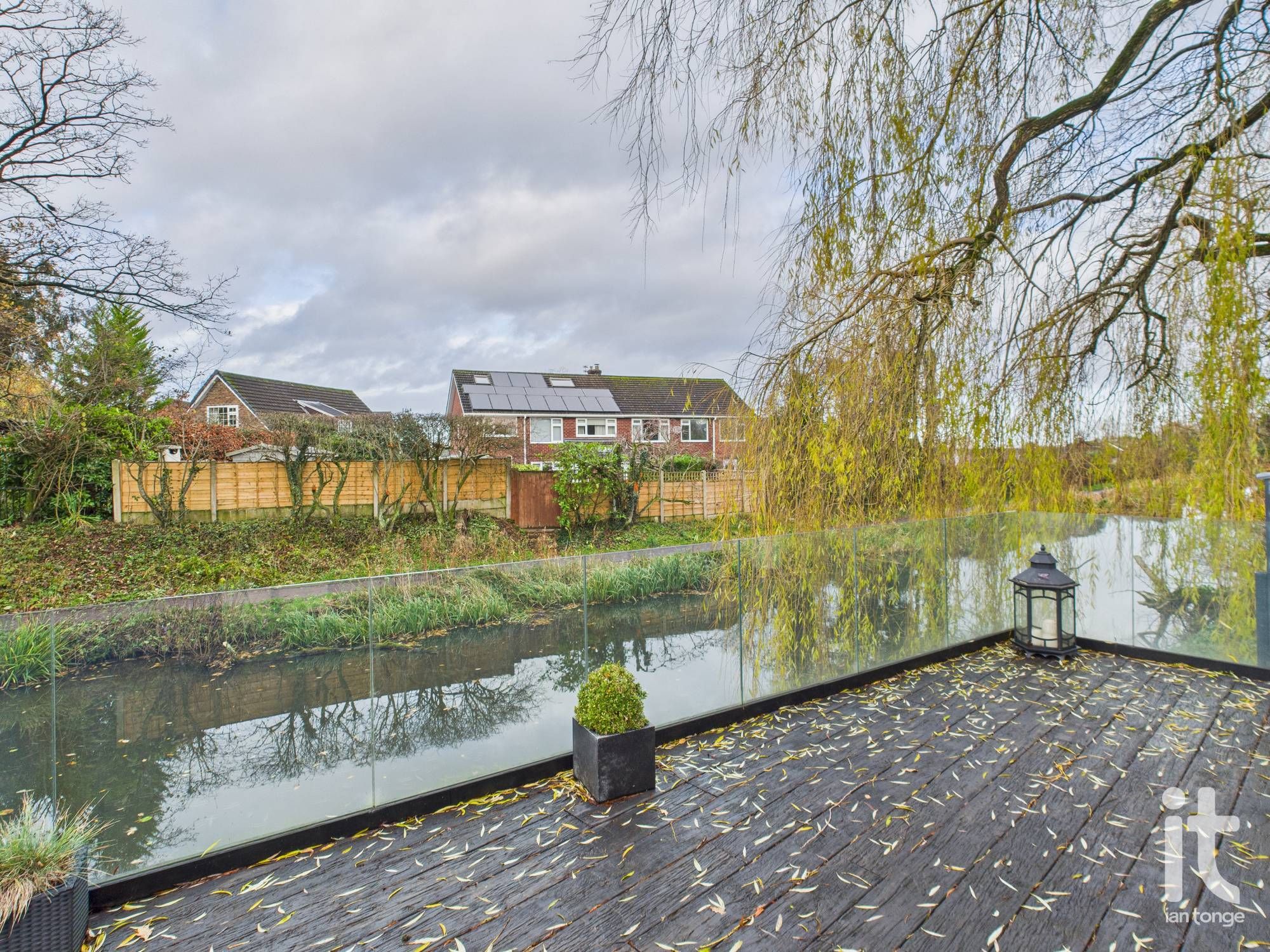 3 bedroom detached bungalow Let in Stockport - Photograph 24.