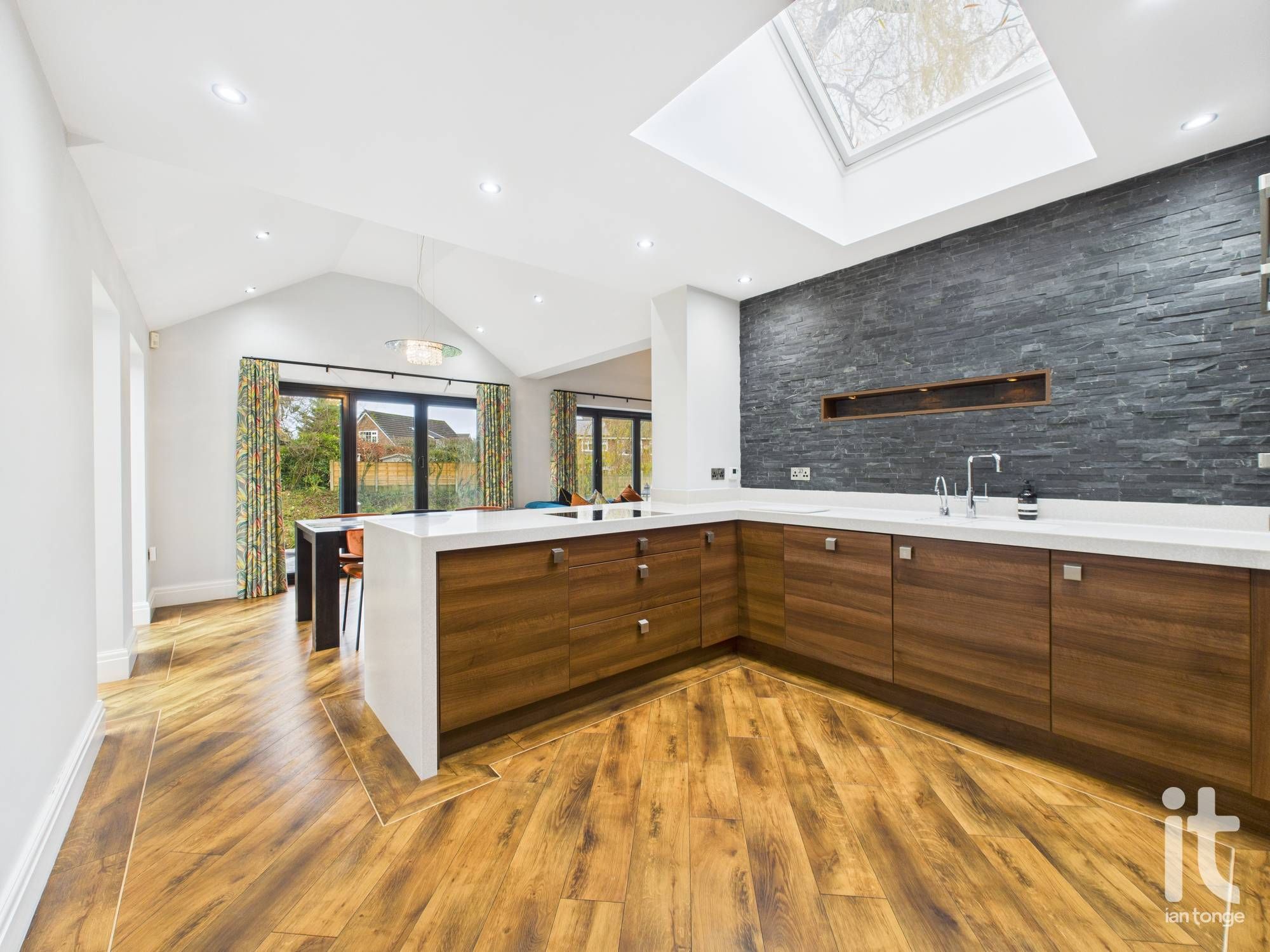 3 bedroom detached bungalow Let in Stockport - Photograph 15.