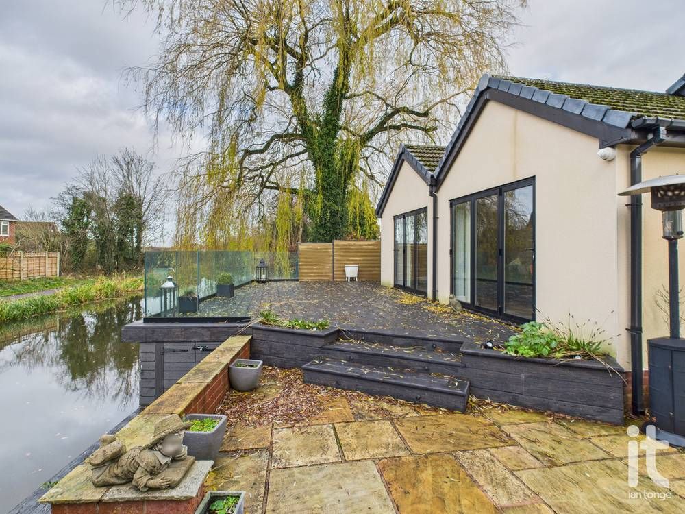 3 bedroom detached bungalow Let in Stockport - Photograph 2.