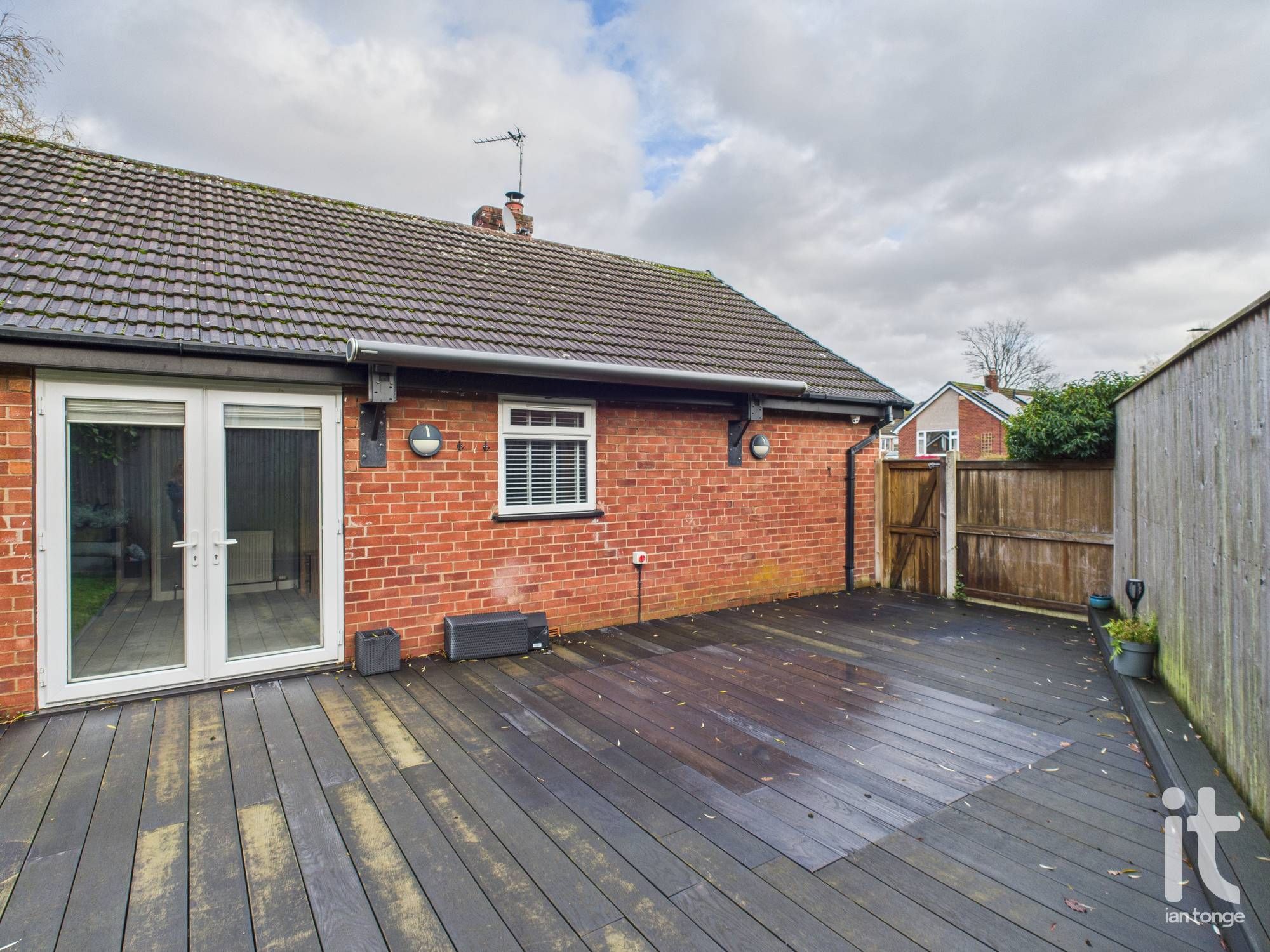 3 bedroom detached bungalow Let in Stockport - Photograph 28.