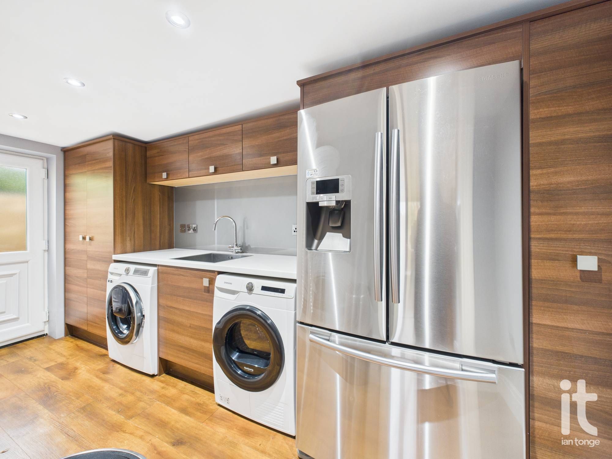 3 bedroom detached bungalow Let in Stockport - Photograph 21.