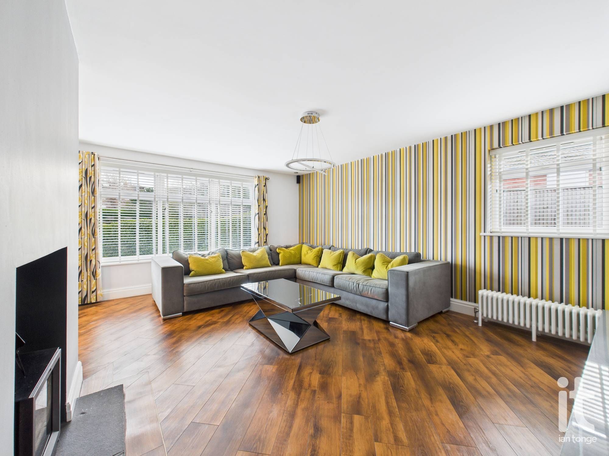 3 bedroom detached bungalow Let in Stockport - Photograph 5.