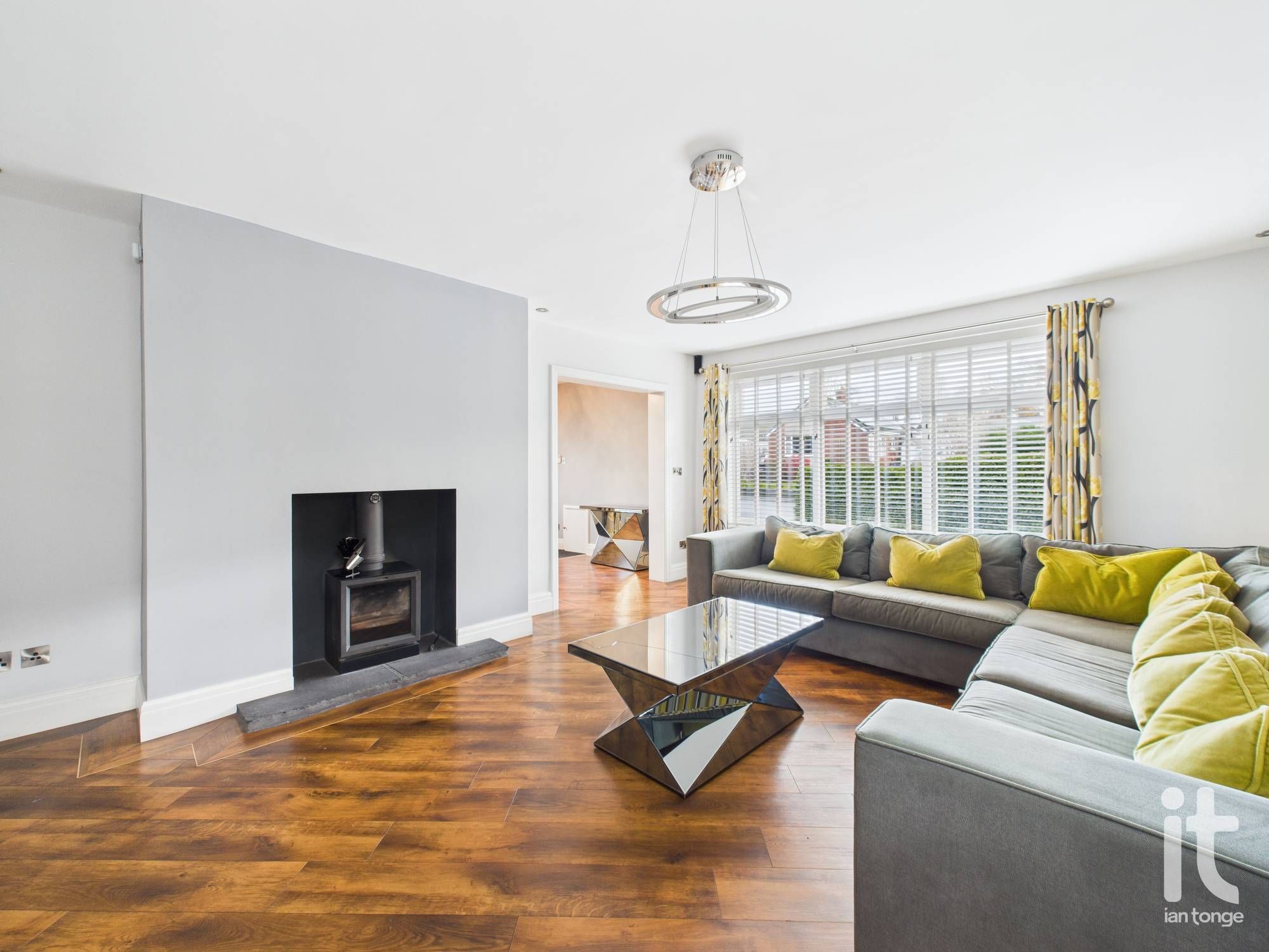 3 bedroom detached bungalow Let in Stockport - Photograph 6.