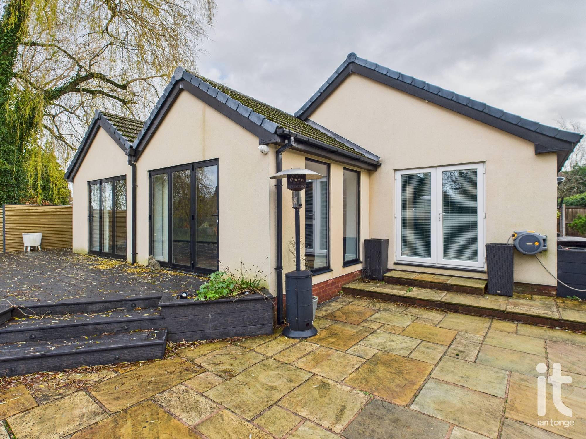3 bedroom detached bungalow Let in Stockport - Photograph 25.
