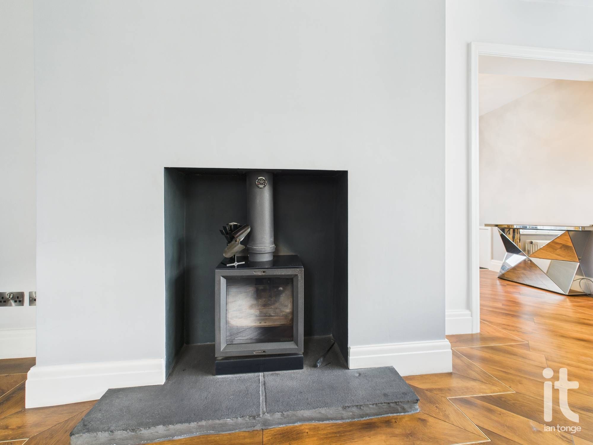 3 bedroom detached bungalow Let in Stockport - Photograph 7.