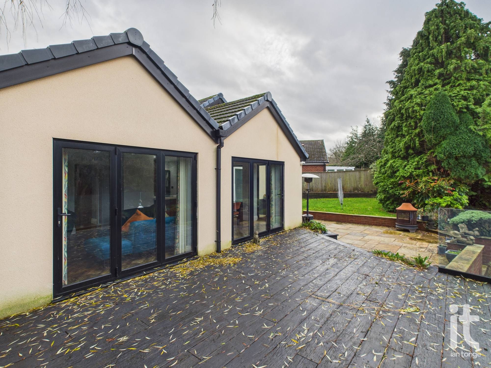 3 bedroom detached bungalow Let in Stockport - Photograph 23.