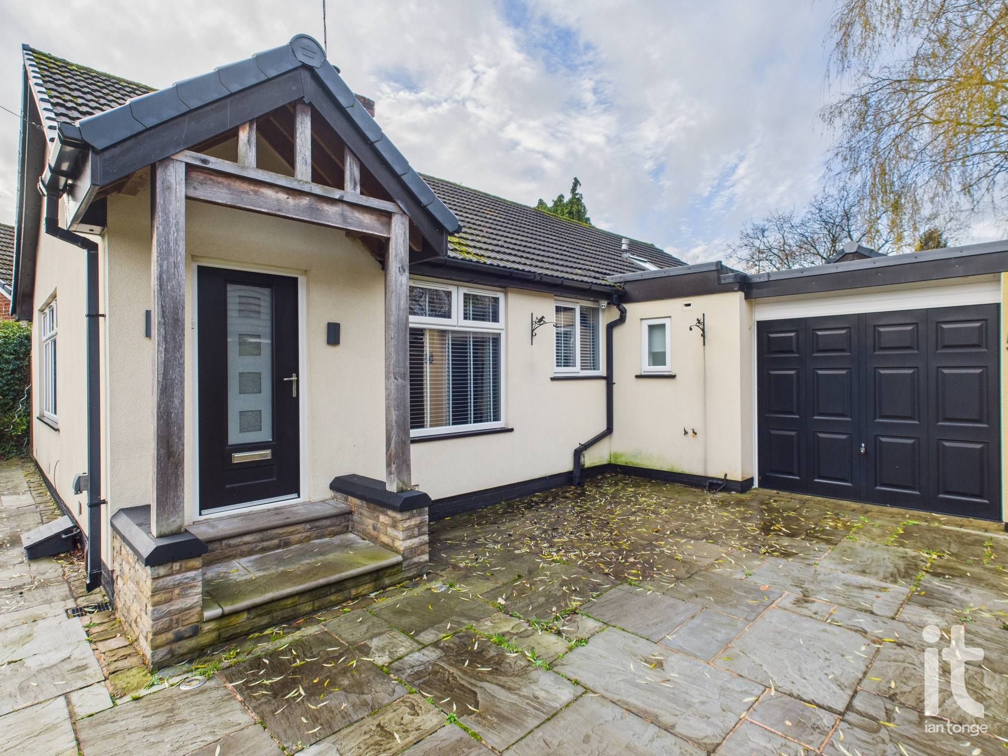 3 bedroom detached bungalow Let in Stockport - Photograph 29.