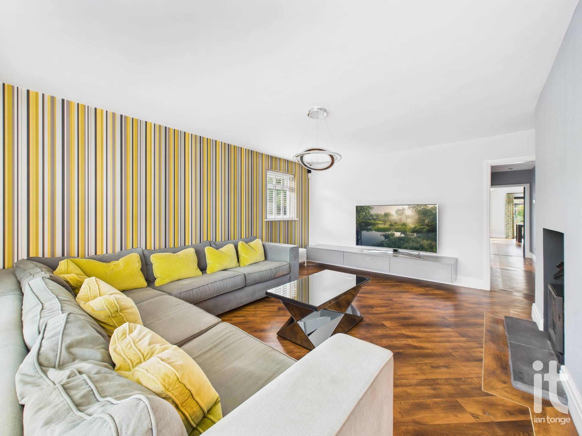 3 bedroom detached bungalow Let in Stockport - Photograph 4.