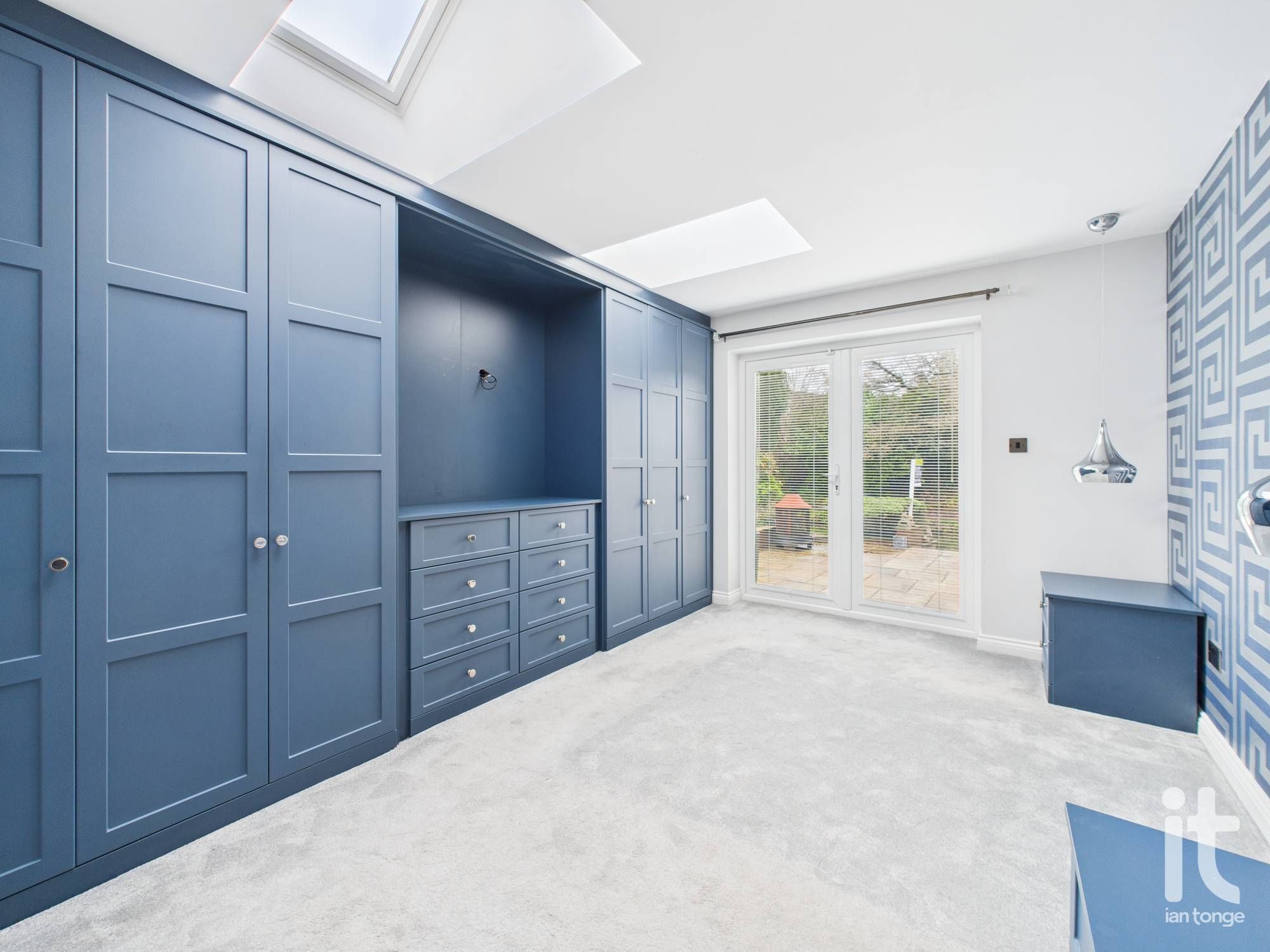 3 bedroom detached bungalow Let in Stockport - Photograph 11.
